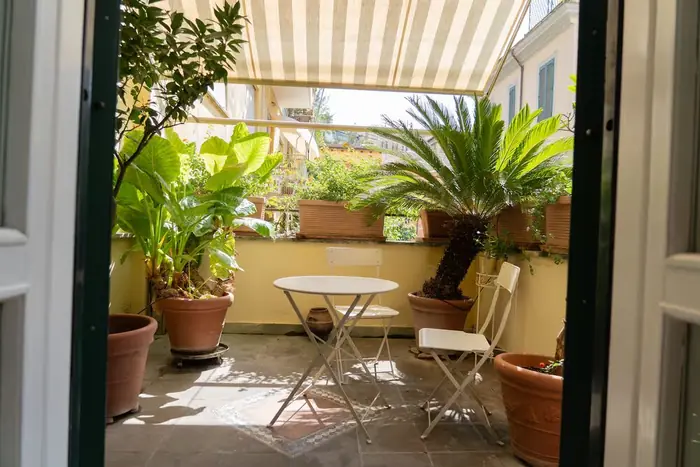 Terrazza panoramica di uno degli appartamenti gestiti a Roma al tramonto.